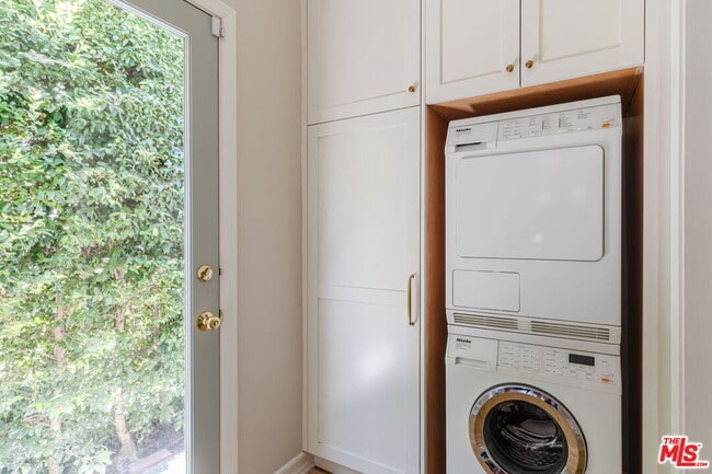 Building Photo - 231 S Thurston Ave