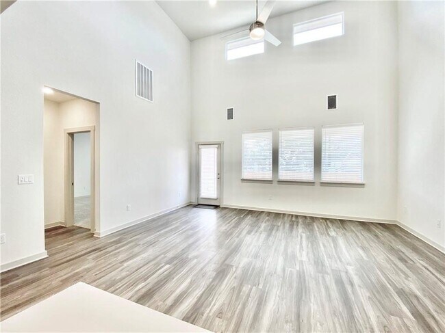 Building Photo - 100 Geminiflora Bend