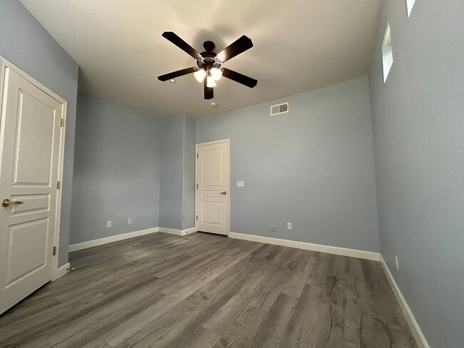 Building Photo - 955 E Knox Rd