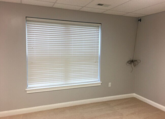 Building Photo - 100 Twin Lakes Dr