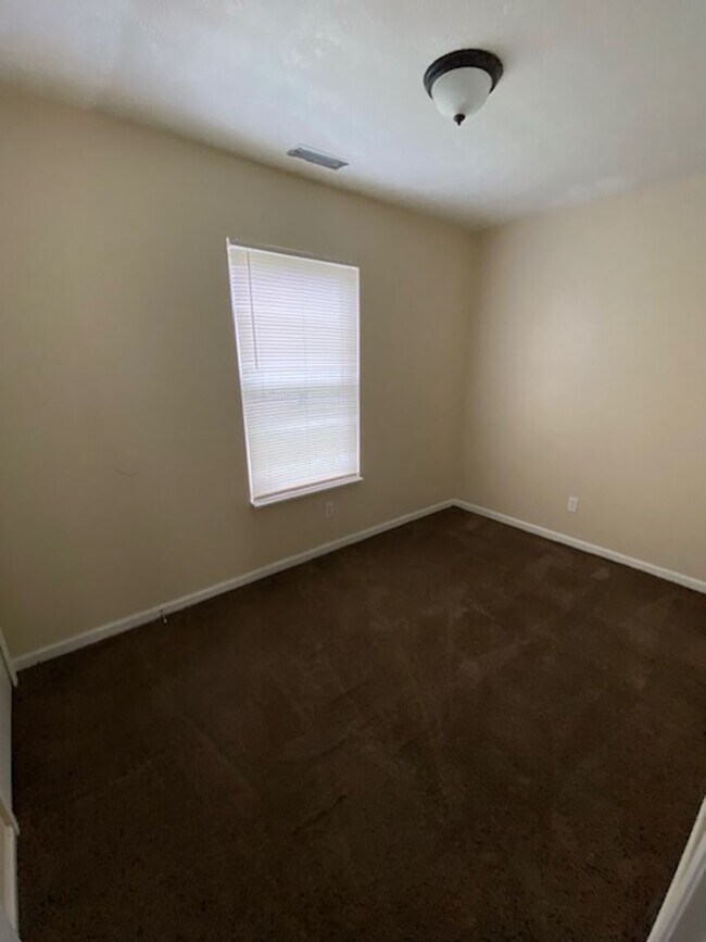 Building Photo - 3 Bedroom with 1 - !/2 Baths