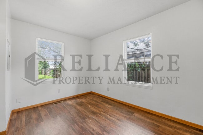 Building Photo - 2147 N Park Pl