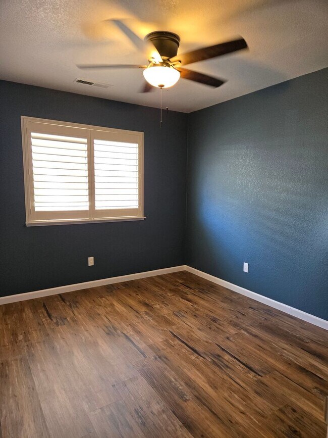 Building Photo - Charming 3BD/2BA Home in Quiet Cul-De-Sac with Solar & Included Landscaping