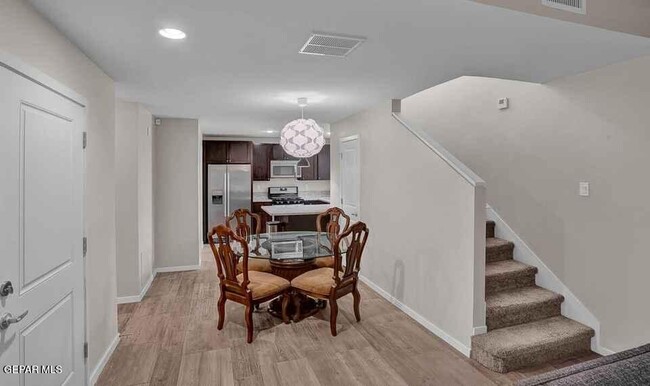 Building Photo - 4016 Camelot Heights Dr