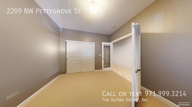 Building Photo - 2209 NW Pettygrove St