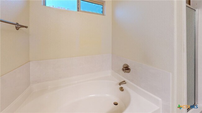 Building Photo - 2703 Tara Dr