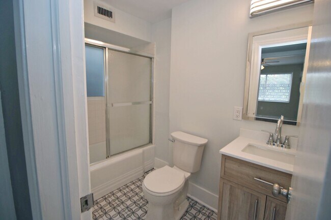 Building Photo - Spacious Student Home in Melrose Heights –...