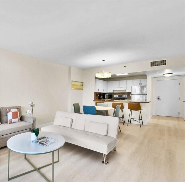 Building Photo - 2301 Collins Ave