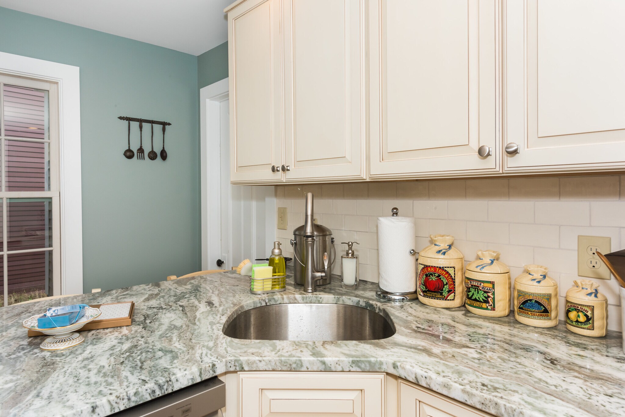 Building Photo - 69 Dennett St