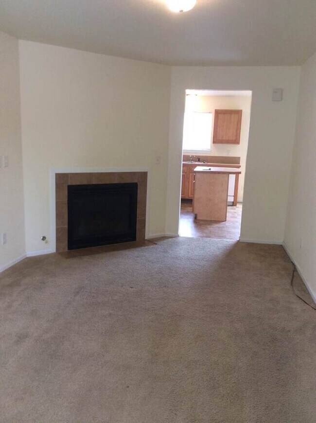 Building Photo - Spacious 3 Bedroom, 2.5 Bathroom Townhome located in the Eagle Heights Subdivision