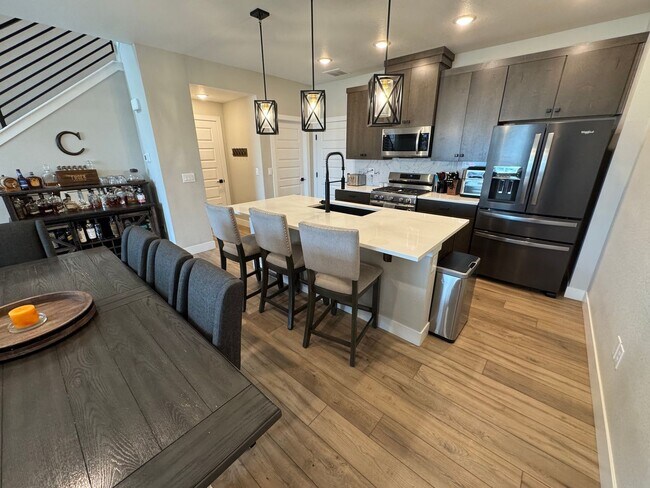 Building Photo - Modern 3-Bed, 2-Bath Townhome with Spaciou...