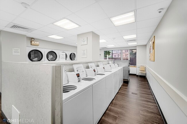 Building Photo - 801 S Plymouth Ct