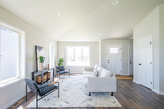 Building Photo - 4 Bed 3 Bath Single Family Home