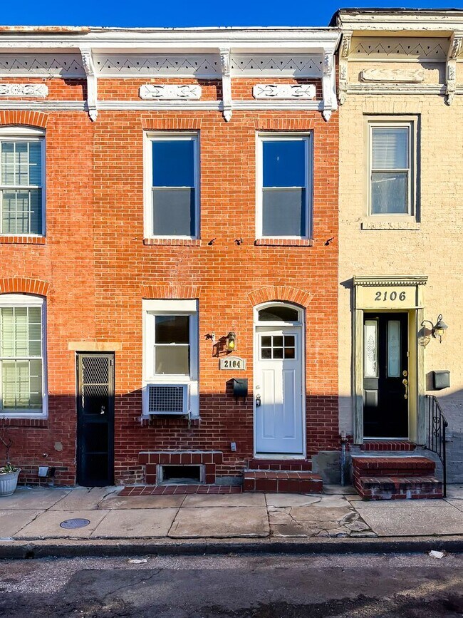 Primary Photo - Bright 2 Bed 1 Bath Townhome w/ Den in But...