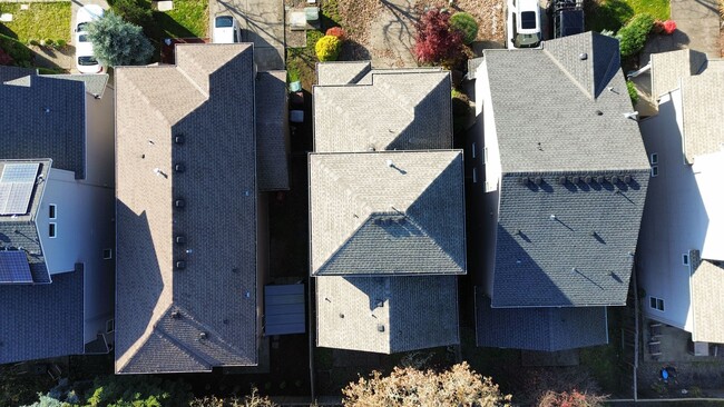 Building Photo - 4 bedroom 2.5 bathroom home