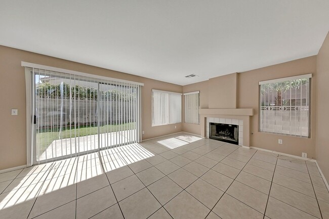 Building Photo - Green Valley Home! Beautiful &  Spacious! Stainless steel appliances! Washer & dryer! No pets!