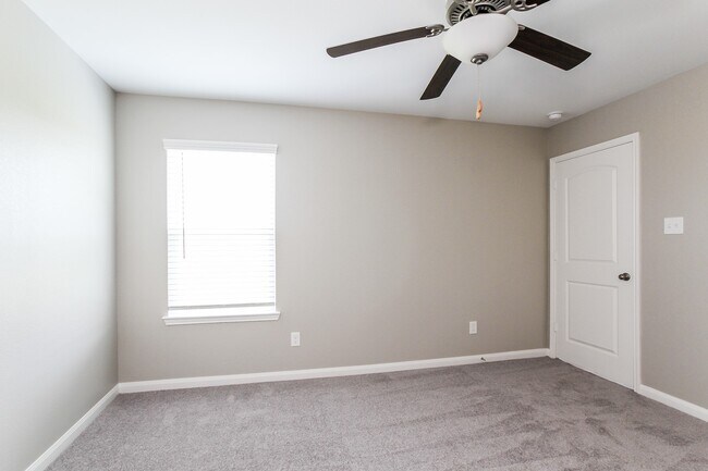 Building Photo - 25213 Dickens Dr