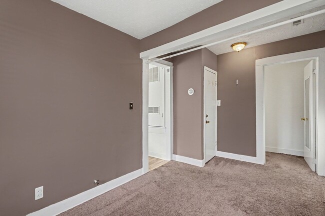 Building Photo - 1BR/1BA Carriage House in the Heart of Midtown!