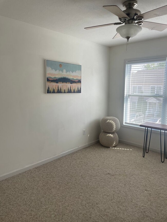 Building Photo - 2 BR 2.5 Bath Townhome