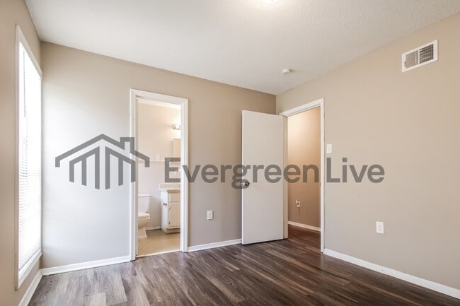 Building Photo - 5267 Broken Oak Dr