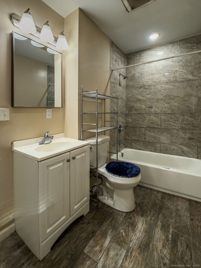 Building Photo - 19 Upson St