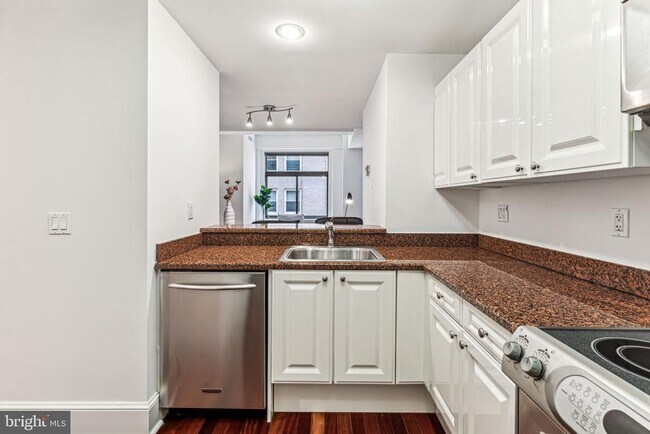 Building Photo - 1500 Chestnut St