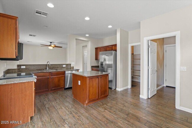 Building Photo - 4255 E Park Ave