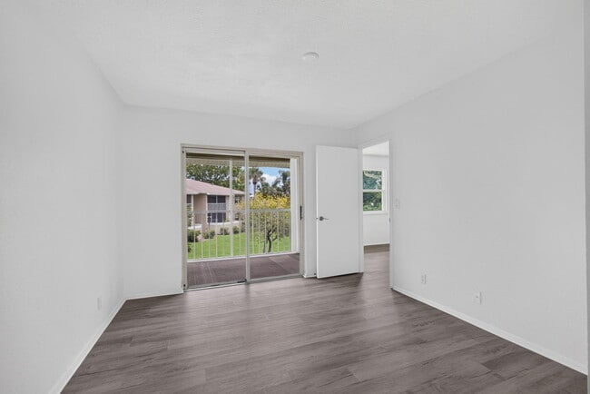 Building Photo - 1536 SE Royal Green Cir