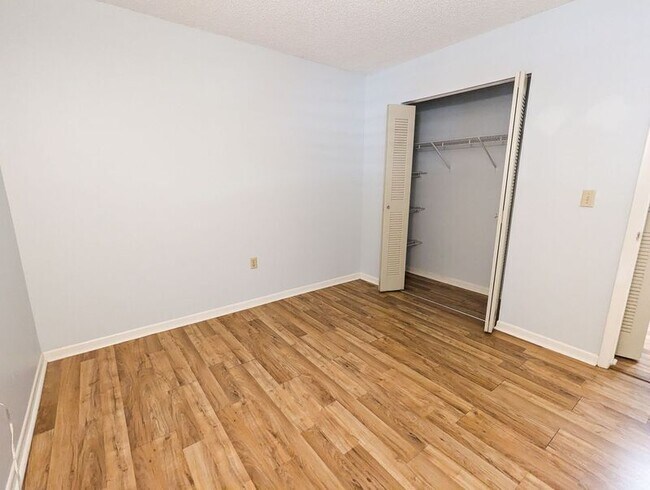 Building Photo - 160 Live Oak Woods Ct