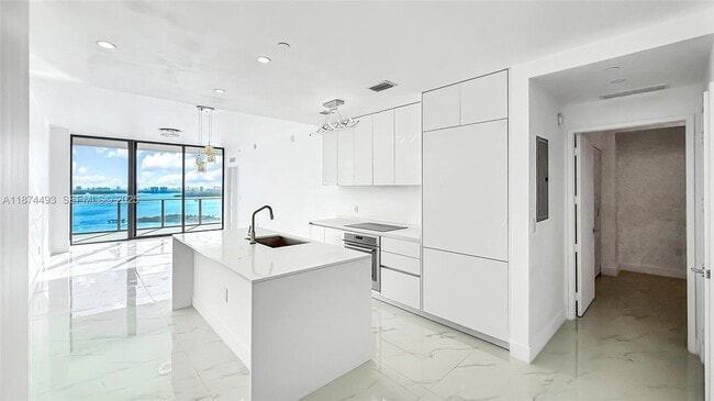 Building Photo - 700 NE 24th St