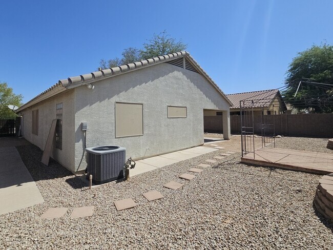 Building Photo - Charming 3-Bedroom Home for Rent in East M...