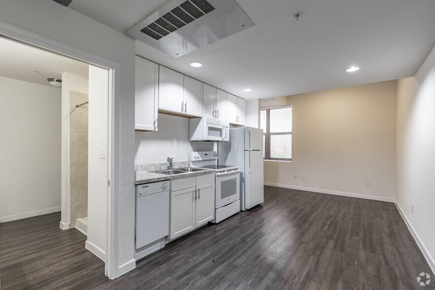 1BR, 1BA - 632 SF - Aviator at Brooks