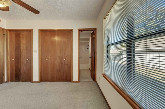 Building Photo - 8929 NE 52nd St