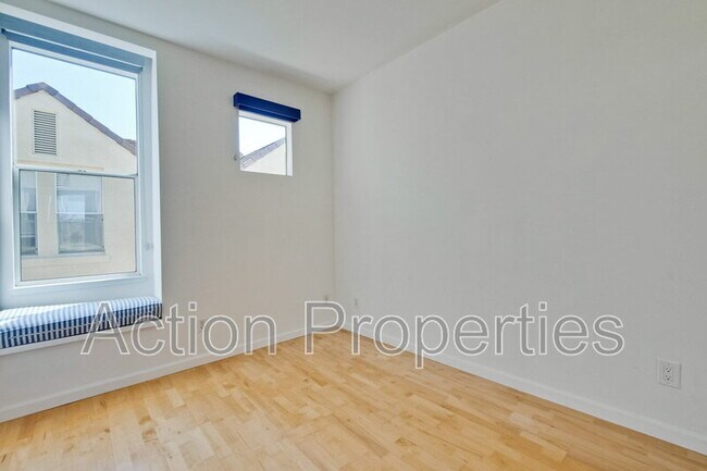 Building Photo - 158 Holly Ct