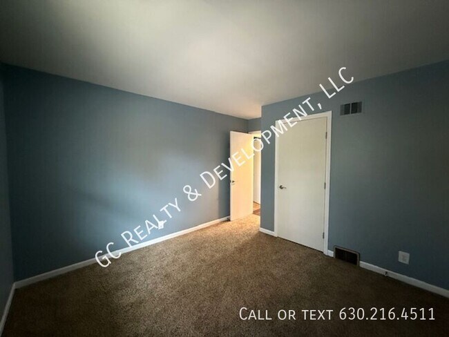 Building Photo - 16 Simpson St