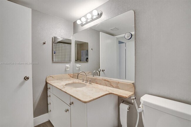 Building Photo - 161 Crandon Blvd