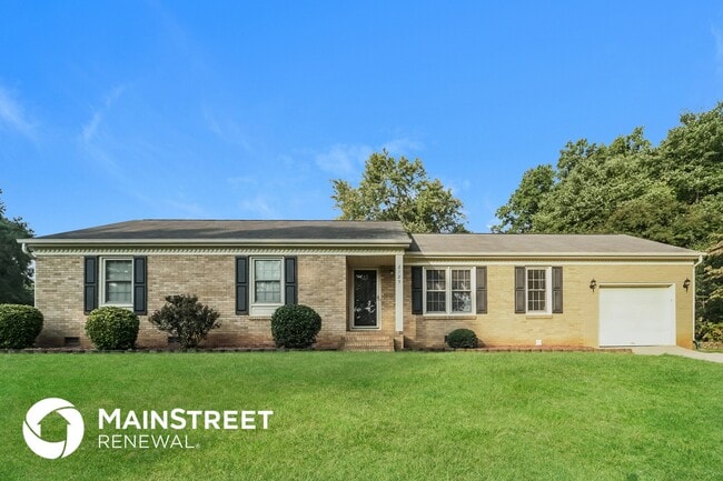 Building Photo - 2125 Helen Dr