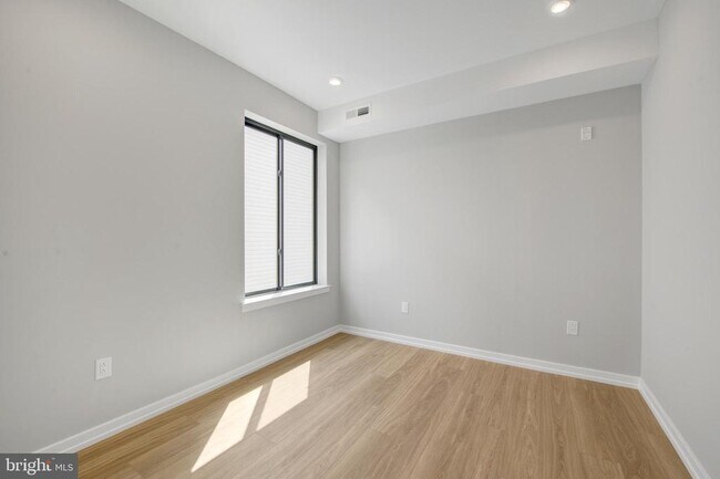 Building Photo - 1205 S 15th St