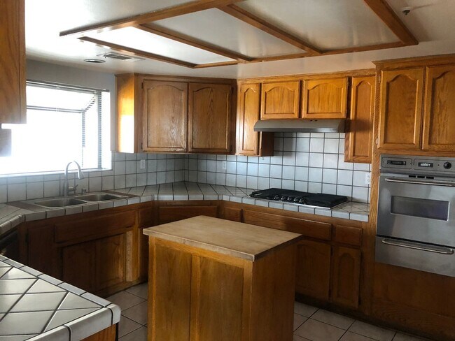 Building Photo - COMING SOON! APPLE VALLEY DESERT KNOLLS 4 ...