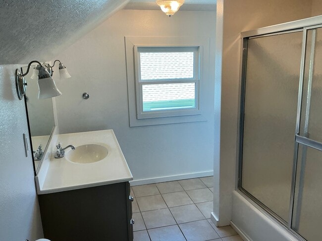 Building Photo - Beautiful 4 Bedroom 2 Bath Home in Old Tow...