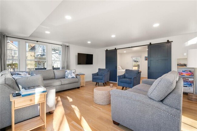 Building Photo - 14 Robinson St