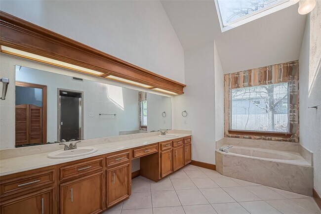 Building Photo - 18307 Champion Forest Dr