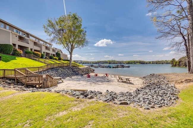 Building Photo - Charming 2 bed 2 bath condo with great water views in gated community in Charlotte on Lake Wylie!