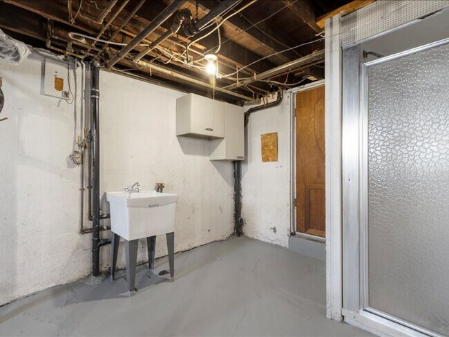 Building Photo - Updated 2 Bed, 1.5 Bath Home in Carrick For Rent – Move-In Ready