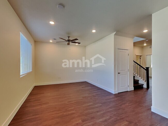 Building Photo - 979 N Nichole Ave