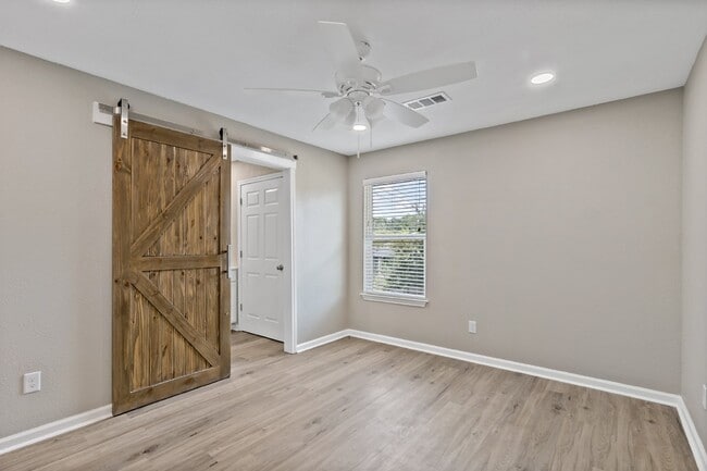 Building Photo - Remodeled 2 Bedroom 2 Bathroom Apartment.