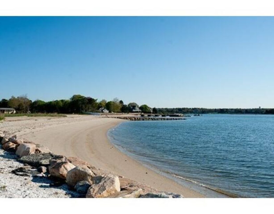 Silvershell Beach short walk through village - 46 Spring St