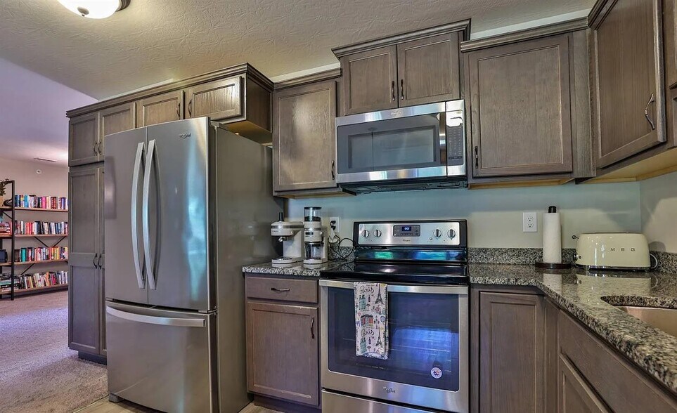 Building Photo - 7947 Oakbridge Way