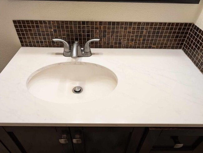 Building Photo - 909 Reinli St