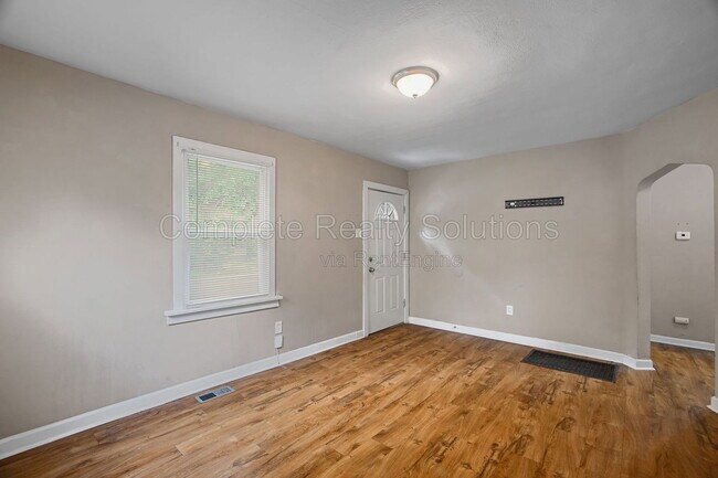 Building Photo - 449 S Dade Ave